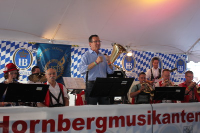 Der Gouverneur Dan Malloy dirigiert die Hornbergmusikanten.