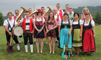 Die Gruppe stellt sich dem Fotografen